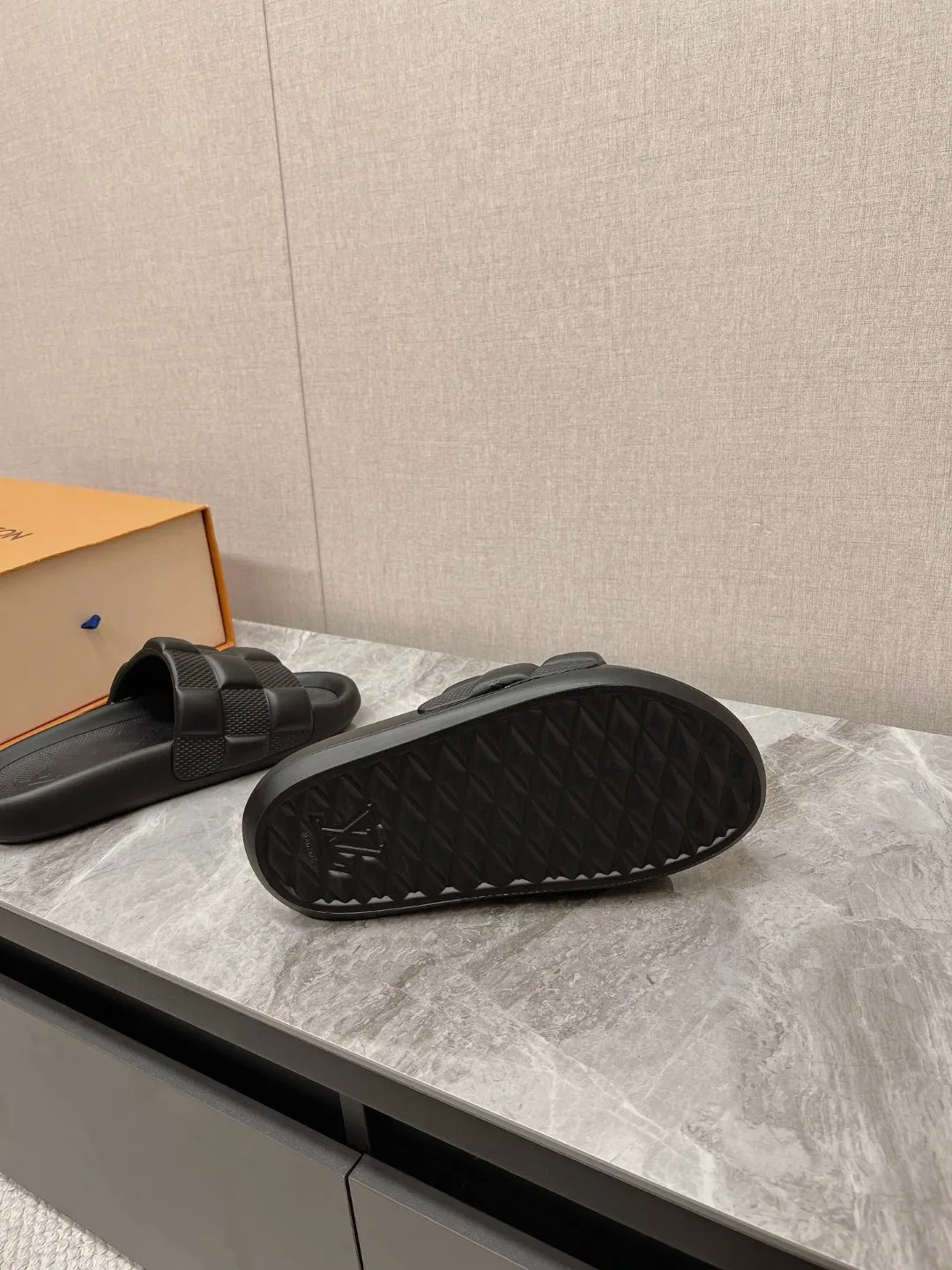 Ex-factory price: 240💰Support returns and exchanges LV/Louis Vuitton ✔️Early spring new model at the counter embossed LOGO couple slippers candy color series! The upper and outsole are made of soft t men's shoes 💰u material base men's shoes 💰u material size: 38-44, customized 45, 46